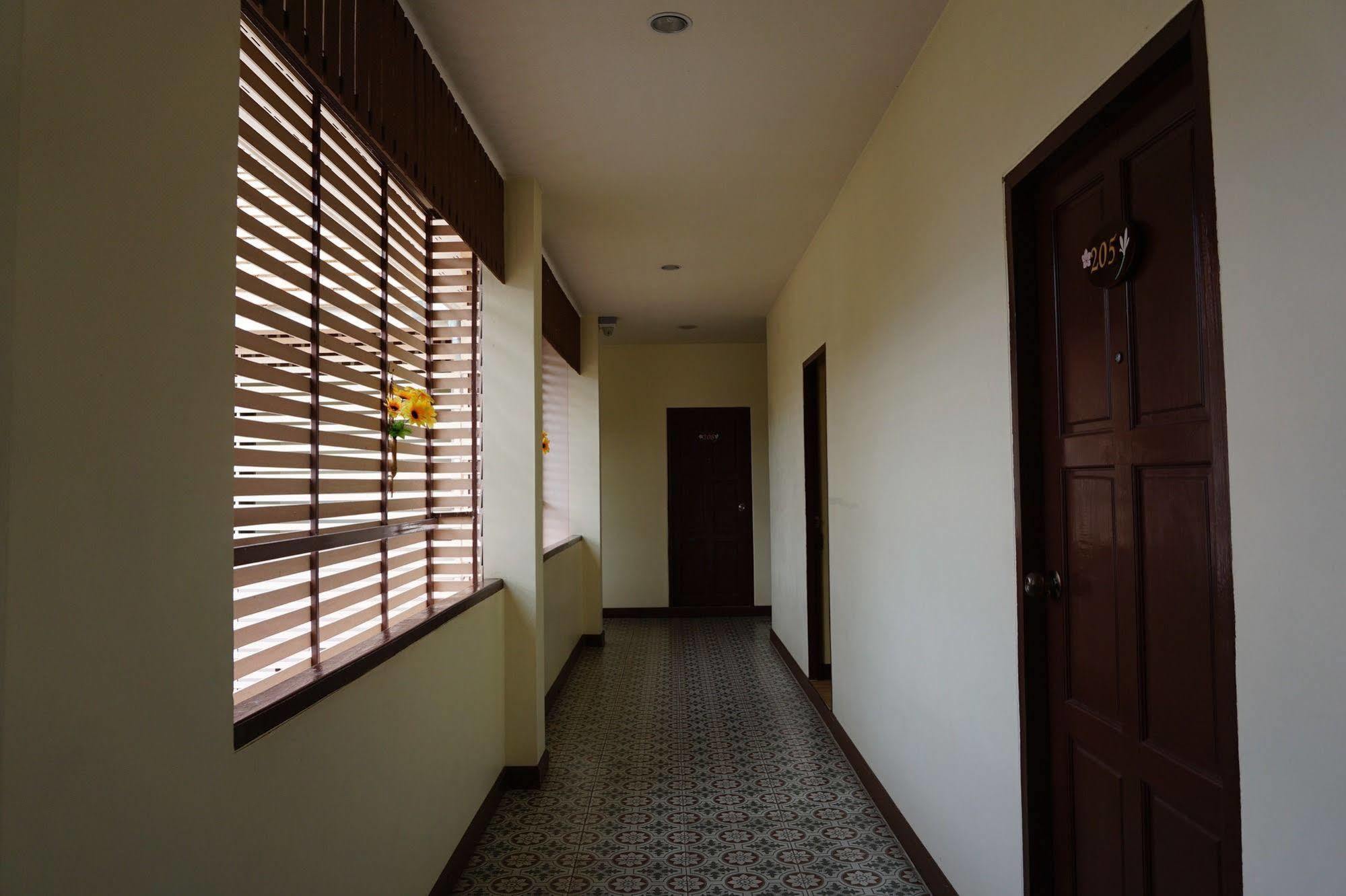 Ponburi Hotel Nan Exterior foto